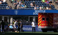 开云APP:Sounders GK Stefan Frei在救护车上与机组人员对抗